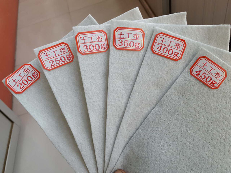 坝基和尾矿坝的支座也要求使用HDPE土工膜防水防渗透